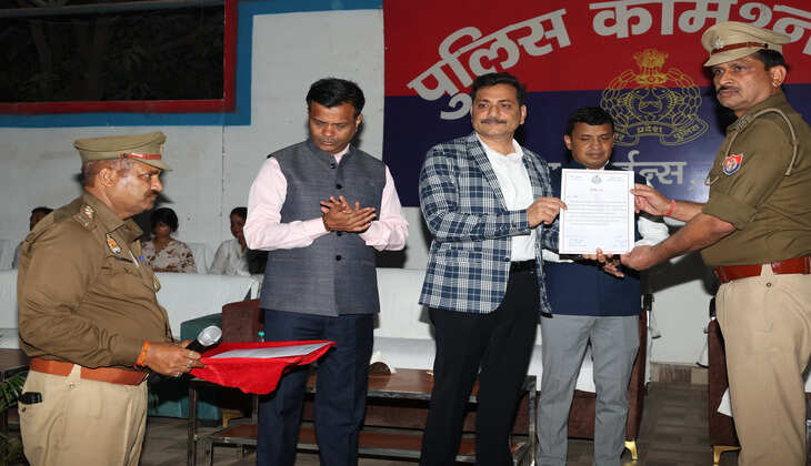 वाराणसी कमिश्नर ने श्रद्धालुओं की सुरक्षा व्यवस्था को लेकर पुलिस कर्मियों को किया सम्मानित