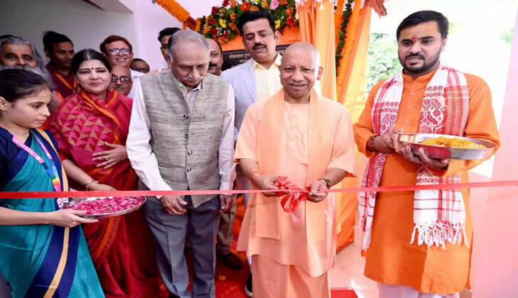 मुख्यमंत्री योगी आदित्यनाथ ने मेवालाल गुप्त गुरुकुल विद्यालय में भव्य सभागार, प्रशासनिक भवन और कक्षाओं का किया लोकार्पण