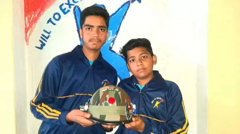 वाराणसी के कक्षा 8 के छात्रों ने बनाया सेना के लिए वाकीटॉकी हेलमेट...हेलमेट से ही चार्ज कर सकेंगे फोन