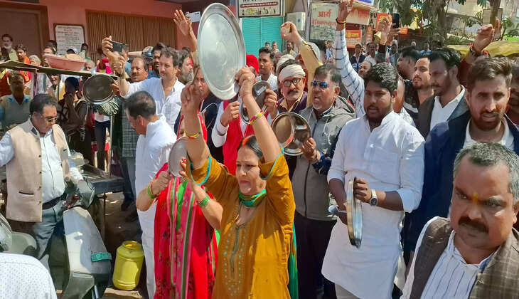 मुगलसराय में सिक्स लेन की मांग को लेकर सड़क पर उतरी महिलाएं, खूब बजाया शंख, डमरू, ताली और थाली