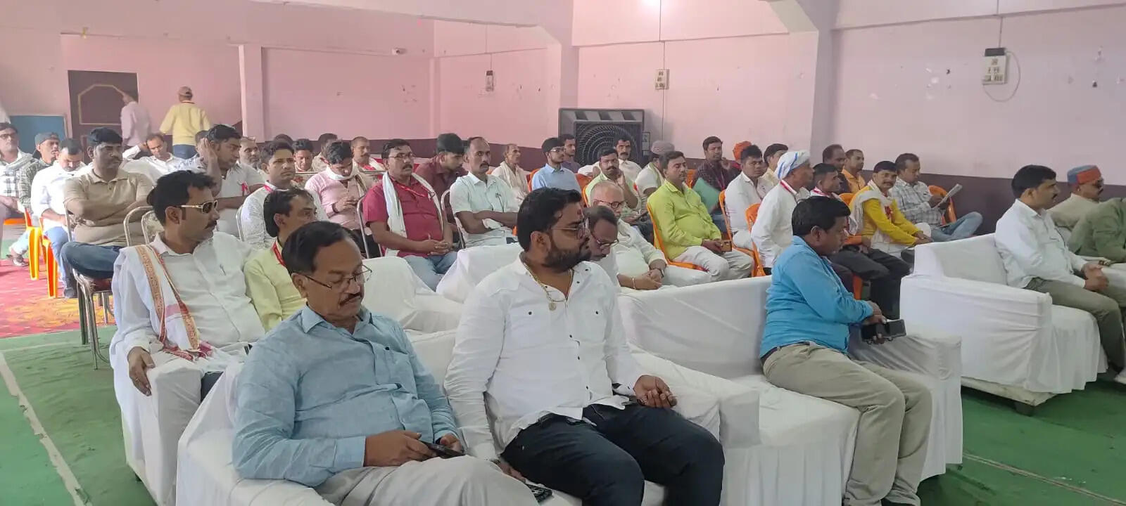 इस अवसर पर प्रदेश संयोजक जलील अंसारी, जमीर अहमद खान, अशोक मिश्रा 'कबीर', संजय प्रताप सिंह, उदय कुमार राय, अरविंद कुमार, अलीमुद्दीन वारसी, अंकित जायसवाल, संतोष जायसवाल, मुकेश दुबे, जवाहर पांडेय उर्फ लोटन बाबा, अजीत जायसवाल, गणेश प्रसाद गुप्ता, हनुमान केसरी, राकेश शर्मा, सत्येंद्र यादव, अनिल सेठ, घूरेलाल कनौजिया, अनिल सिंह, बैरिस्टर यादव, प्रदीप गुप्ता, अंजनी सिंह, शशांक पांडेय, रमेश राय, अजीत गुप्ता, राकेश रत्न तिवारी उर्फ टोपी गुरु, राहुल सिंह एडवोकेट, इमरान एडवोकेट, फखरे आलम, लोक गायिका निर्मला पांडेय, सुशील शर्मा, गनपत राय, नागेंद्र सिंह, हरजीत सिंह, सूरज तिवारी एडवोकेट, डॉ. बृजेश कुमार वर्मा, अमित वर्मा, अख्तर अली, घनश्याम यादव, चंद्रशेखर राय, मधुकर पाठक सहित सैकड़ों पत्रकार उपस्थित रहे।