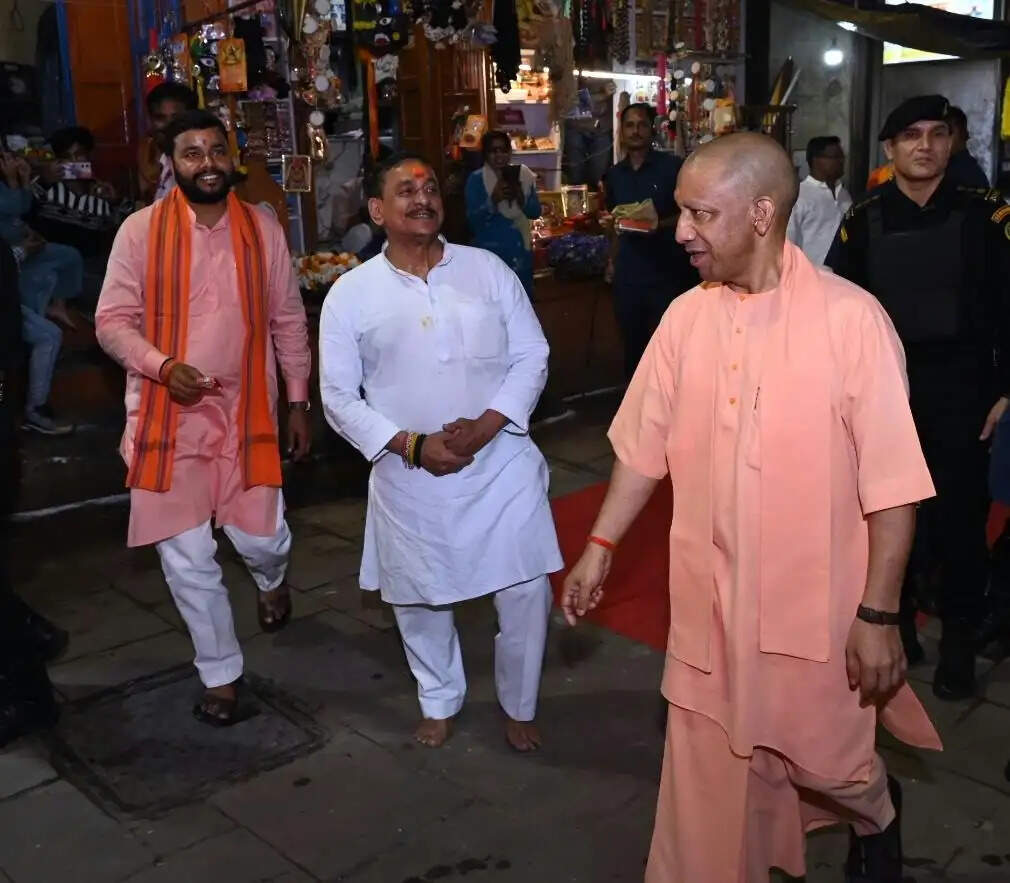मुख्यमंत्री योगी आदित्यनाथ ने काशी कोतवाल बाबा काल भैरव और बाबा विश्वनाथ के दरबार में लगाई हाजिरी