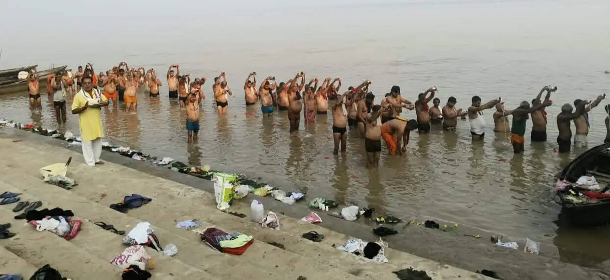 नरौली गंगा घाट पर उमड़ी श्रद्धालुओं की भीड़, पितृपक्ष में हुआ तर्पण