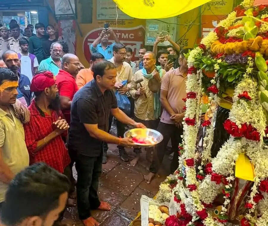 शुभ मुहूर्त में बाबा के रजत मुखौटे का पंचामृत स्नान कराया गया। इसके बाद बारात की विधिवत शुरुआत हुई। मार्ग में श्रद्धालुओं ने पूजा की थाल, पुष्पहार और राग-भोग के साथ बाबा के दर्शन-पूजन किए।