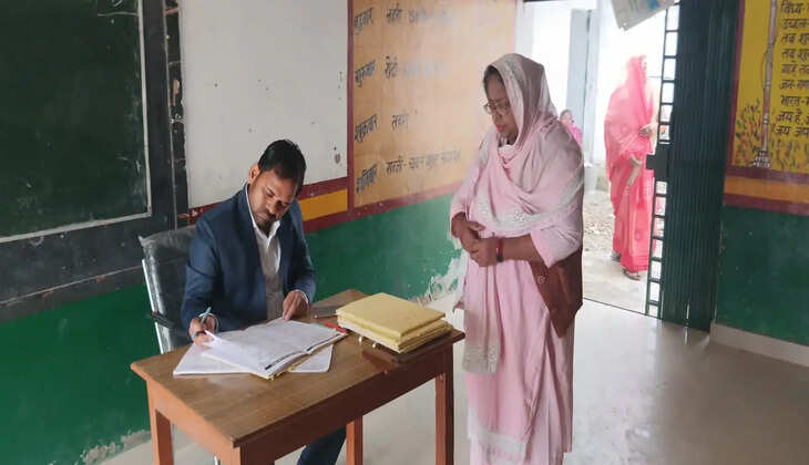 गोरखपुर में नायब तहसीलदार ने प्राथमिक विद्यालयों का किया निरीक्षण