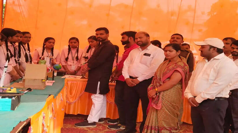 Gorakhpur News: संस्कार इंटरमीडिएट कॉलेज में आयोजित हुआ भव्य विज्ञान प्रदर्शनी