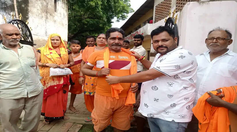 Raebareli News: क्षेत्र पंचायत प्रतिनिधि भोलू सिंह ने मऊ से 200 कांवरिया के जत्थे को अंगवस्त्र भेंट कर बाबा धाम के लिए किया रवाना