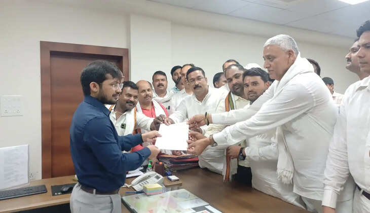 Chandauli News: ग्राम प्रधानों ने डीएम को सौंपा ज्ञापन, कार्यकाल बढ़ाने की उठाई मांग