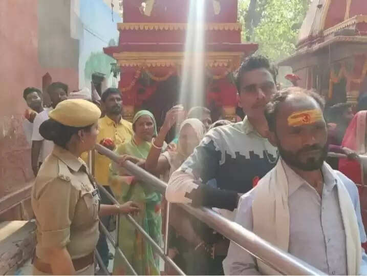 चैत्र नवरात्रि के प्रथम दिन मां शैलपुत्री के दर्शन के लिए उमड़ा आस्थावानों का रेला, माता रानी के जयघोष से गूंजी काशी  वाराणसी। धर्म एवं आध्यात्म की नगरी काशी में नौ दिवसीय नवरात्रि का शुभारम्भ हो चुका है। नवरात्रि के नौ दिनों तक मां शक्ति की आराधना की जाएगी। नौ दिनों तक काशी पूरी तरह से मां की भक्ति में रम जाएगी। मंदिरों में दर्शन पूजन के साथ ही घरों में भी आज घट स्थापना के साथ मां का पूजन किया जायेगा।   चैत्र नवरात्र के प्रथम दिन मंगलवार को श्रद्धालुओं ने अलईपुर स्थित मां शैलपुत्री का दर्शन-पूजन किया। मां भगवती का दर्शन-पूजन करने के लिए महिलाओं और पुरुषों की अलग-अलग लंबी कतारें लगी हुई थी।   श्रद्धालुओं ने मां शैलपुत्री को लाल चुनरी, अड़हुल की माला और नारियल अर्पित कर के अपने तथा अपने परिवार के मंगल की कामना की। इसके साथ ही लोगों ने व्रत व उपवास भी रखा। शैलपुत्री देवी के दर्शन के लिए भोर से ही श्रद्धालुओं का अलईपुर जाने का क्रम शुरू हो गया था। भोर में मंगला आरती के पश्चात जैसे ही मंदिर का पट खुला जयकारे के साथ दर्शन-पूजन शुरू हो गया। भोर से लेकर सुबह तक मंदिर में भीड़भाड़ बढ़ गई थी। इसके बाद भी मंदिर में महिलाओं और पुरुषों के आने का सिलसिला जारी था। मंदिर के बाहर नारियल-चुनरी व माला की अस्थायी दुकानें सजी थी। दुकानों पर पूजा सामग्रियों की खूब खरीदारी चल रही थी। अड़हुल का माला रोज की अपेक्षा महंगा बिक रहा था।   मंदिर परिसर के अलावा आसपास के इलाकों में पुलिस फोर्स की ड्यूटी लगायी थी। ऐसी मान्यता है कि मां शैलपुत्री महान उत्साह वाली देवी और भय का नाश करने वाली है। इनकी आराधना से यश,कीर्ति,धन और विद्या कि प्राप्ति होती है और इनकी पूजा मात्र मोक्ष की भी प्राप्ति होती है।   मान्यतानुसार जगदम्बा मां शैलपुत्री स्वरुप मे पर्वत राज हिमालय के घर मे पुत्री रूप मे अवतरित हुई थी और कालांतर मे जगदम्बा इसी स्वरुप मे पार्वती के नाम से देवाधिदेव भगवान शंकर की अर्धांगनी हुई। शक्ति के नौ रूपों की आराधना नौ अलग-अलग दिनों में करने के क्रम को ही नवरात्र कहते हैं। मां जीवात्मा, परमात्मा, भूताकाश, चित्ताकाश व चिदाकाश में सर्वव्यापी हैं।
