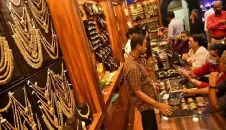 Dhanteras 2023: नोएडा में धनतेरस पर जमकर हुई खरीददारी, बाजारों में उमड़ी भीड़