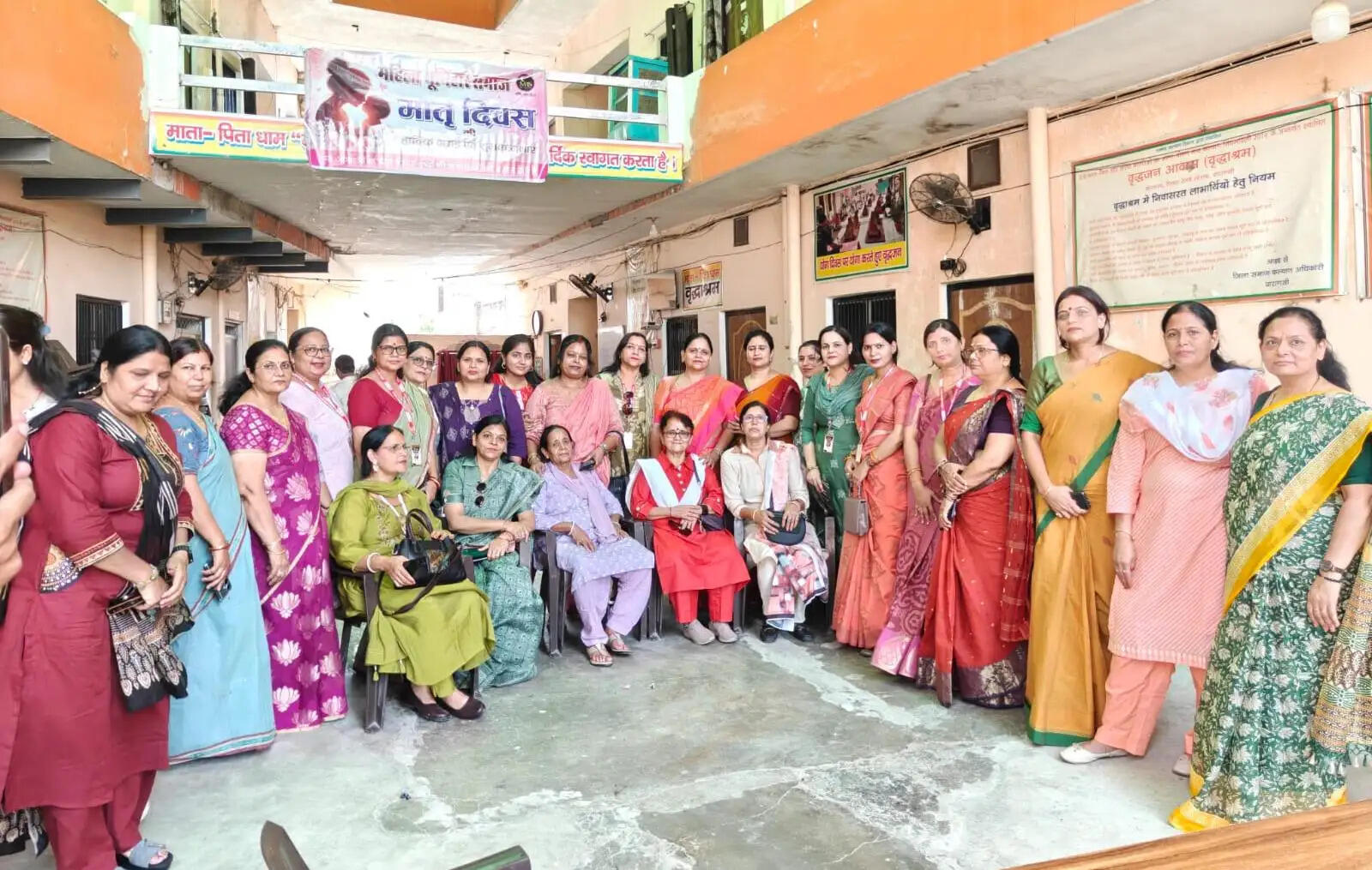 मातृ दिवस पर वृद्धाश्रम पहुंचा महिला भूमिहार समाज का स्नेह, वृद्ध माताओं संग बांटी खुशियां, गर्मी से राहत के लिए कुलर भेंट