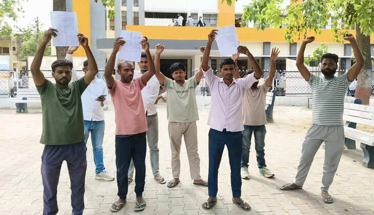 गोरखपुर के सहजनवां क्षेत्र में दलित महिला के साथ मारपीट और अभद्रता के आरोप में सपा मजदूर सभा के पदाधिकारी छविनाथ यादव समेत कई लोगों पर एससी/एसटी एक्ट के तहत मुकदमा दर्ज किया गया है।