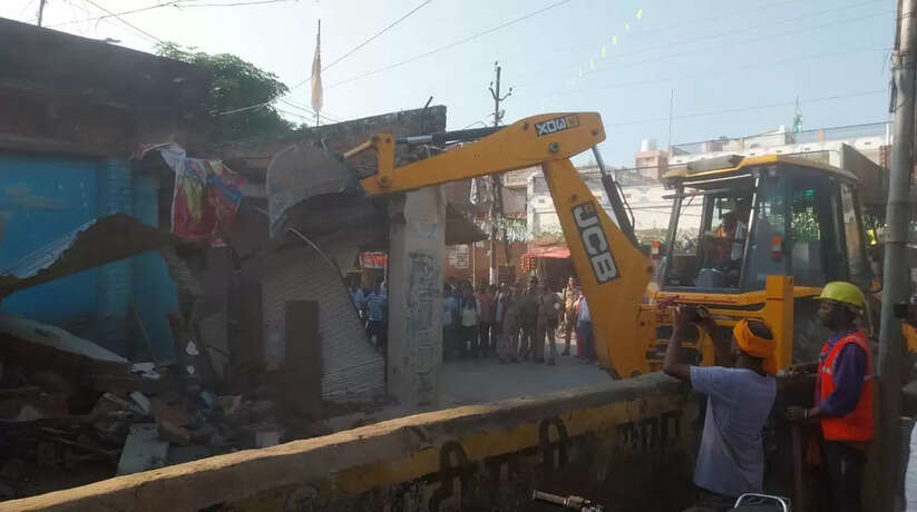 Chandauli news: सैयदराजा में चला बुलडोजर अभियान अतिक्रमणकारियों मे मचा हड़कंप