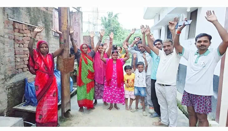 जर्जर बिजली के पोल को लेकर ग्रामीणों में आक्रोश