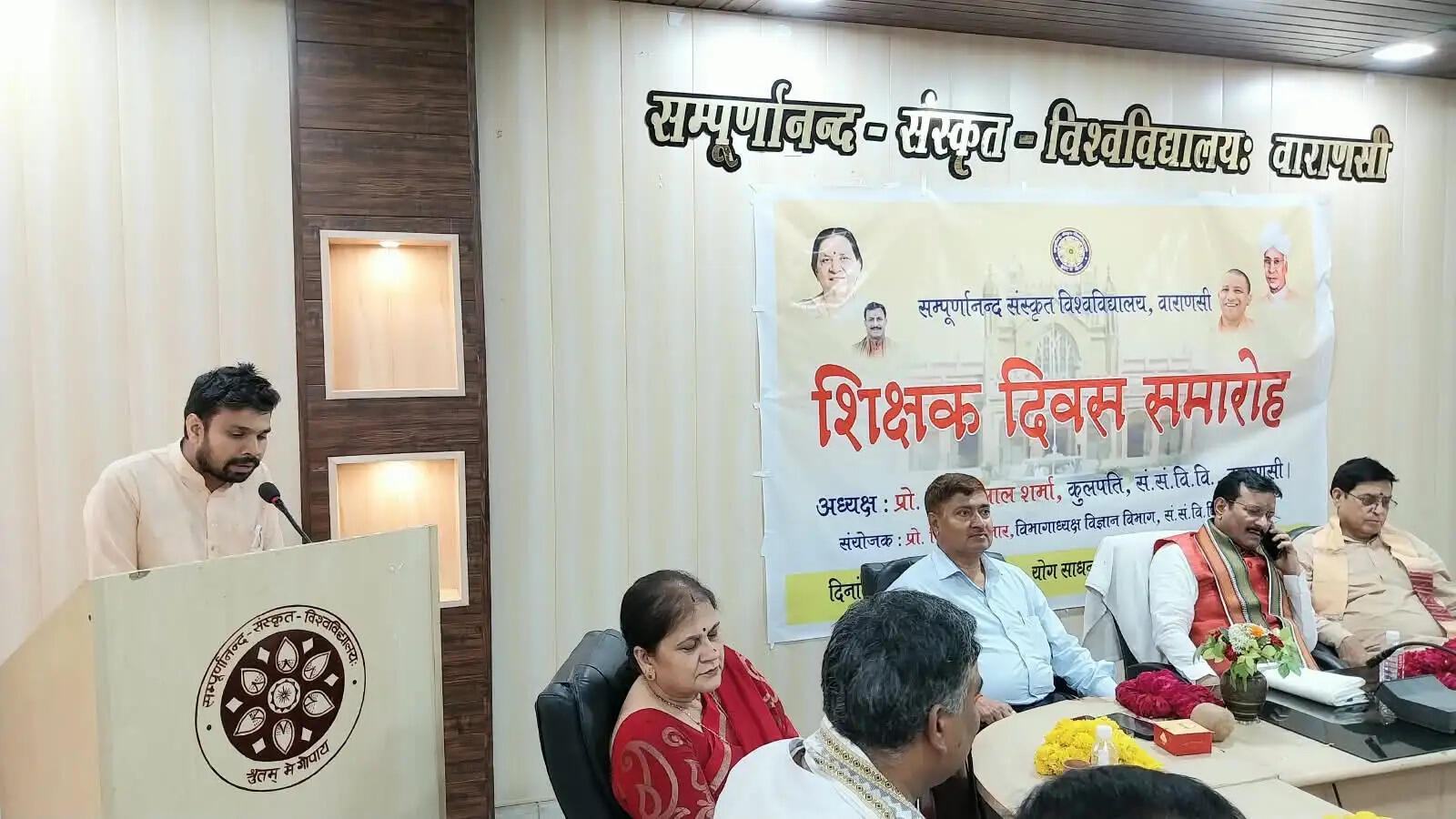 समारोह के दौरान कुलपति प्रो. बिहारी लाल शर्मा ने उपस्थित सभी अध्यापकों का परंपरानुसार माल्यार्पण कर अभिनंदन किया। मंचासीन अतिथियों का भी स्वागत एवं सम्मान किया गया।