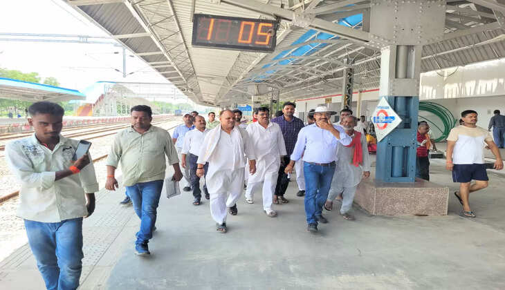 अपर मंड़ल रेल प्रबंधक ने&nbsp;गाजीपुर सिटी स्टेशन पर करोड़ो की लागत से चल रही विकास कार्यो की प्रगति का किया निरीक्षण