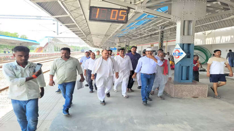 अपर मंड़ल रेल प्रबंधक ने गाजीपुर सिटी स्टेशन पर करोड़ो की लागत से चल रही विकास कार्यो की प्रगति का किया निरीक्षण