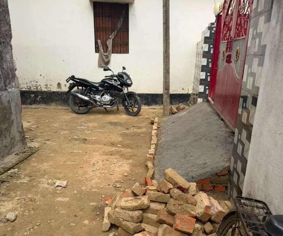 सरकारी खड़ंजे पर निर्माण को लेकर विवाद, प्रशासन की मौजूदगी में हटाया गया निर्माण