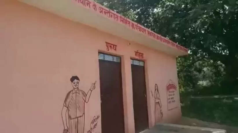 मिर्ज़ापुर में अधूरे कर्त्तव्य से पथ विहीन सामुदायिक शौचालय बना शो-पीस, हमेशा रहता है ताला बंद