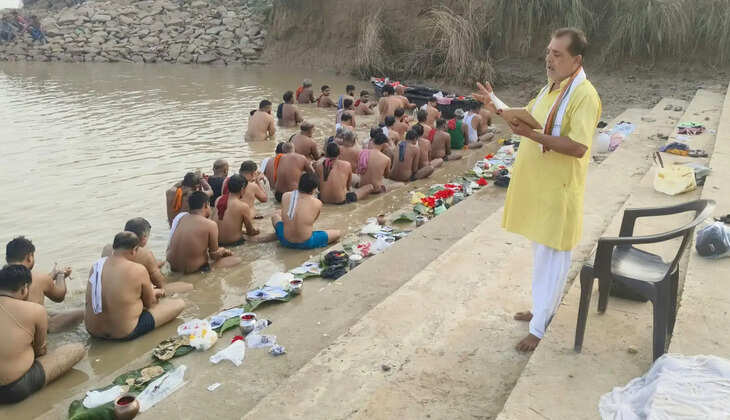 नरौली गंगा घाट पर उमड़ी श्रद्धालुओं की भीड़, पितृपक्ष में हुआ तर्पण