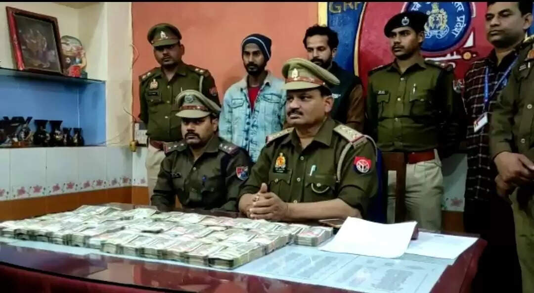 Chandauli News: बिहार के दो युवकों के पास से 38 लाख से अधिक कैश बरामद, दो युवक गिरफ्तार