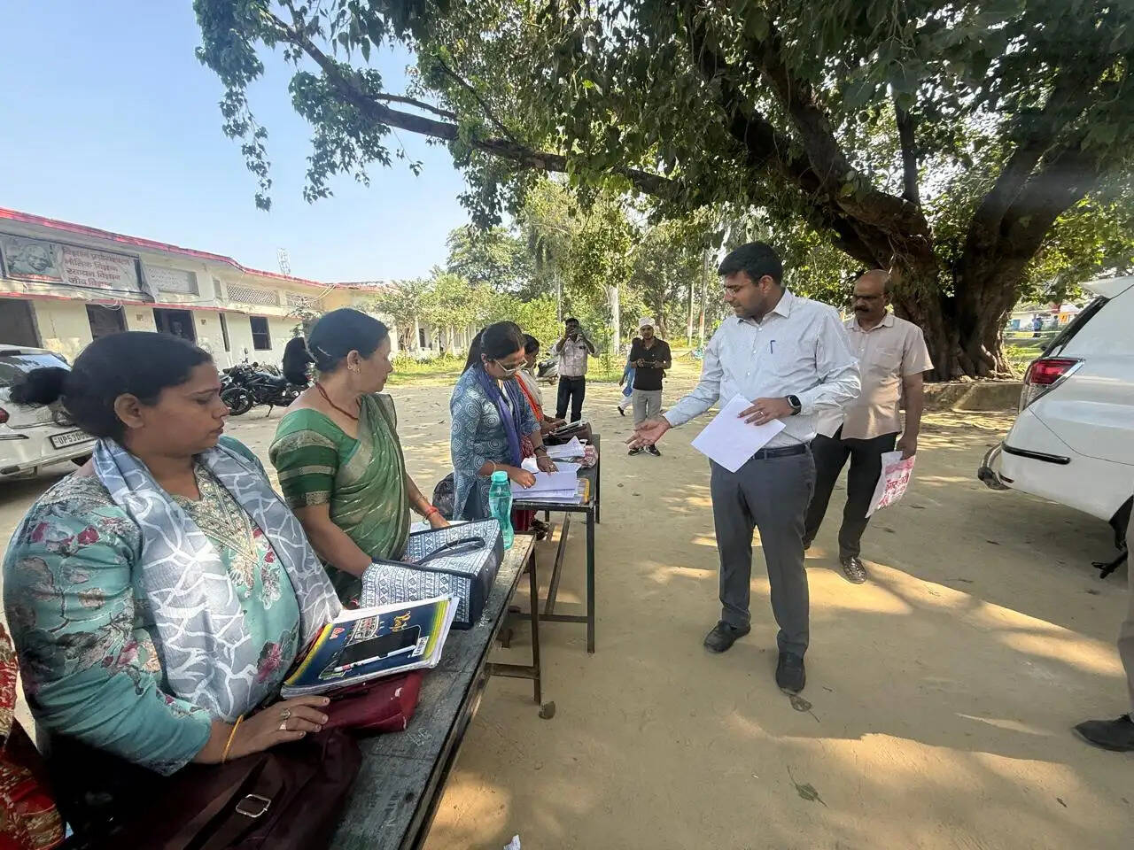 एसआईआर अभियान की समीक्षा करने पहुंचे डीएम दीपक मीणा, बीएलओ को दिए निर्देश