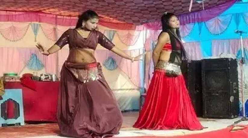 पर्दा उठते ही डांस करती आई युवतियां, फिर की ऐसी हरकतें, शर्म से पानी-पानी हो गए दर्शक