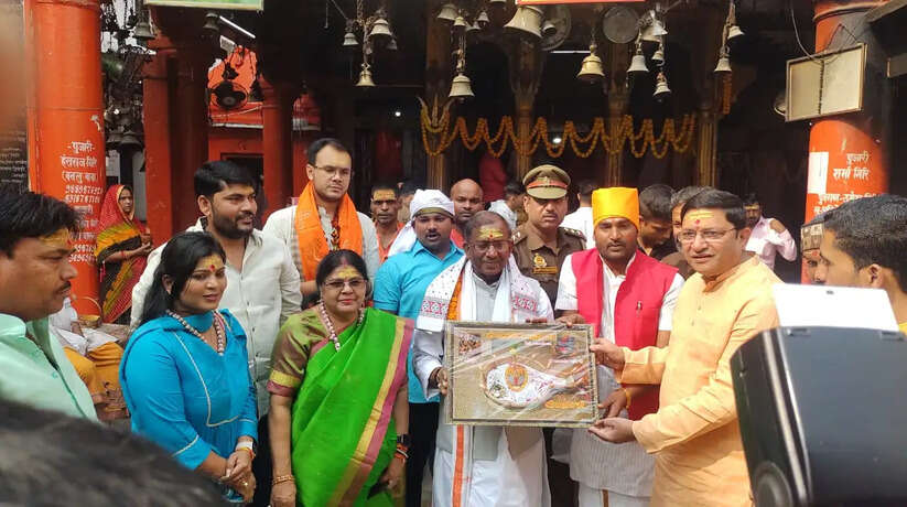 Varanasi News: चौबेपुर थाना क्षेत्र के कैथी मारकंडेय महादेव मंदिर में सिक्किम के राज्यपाल लक्ष्मण आचार्य बुधवार की सुबह दस बजे पहुंचे मन्दिर के मौजूद पुजारीयो ने गले में हार पहना कर हर हर महादेव के नारे से भव्य तरीके से स्वागत व अभिनंदन किया