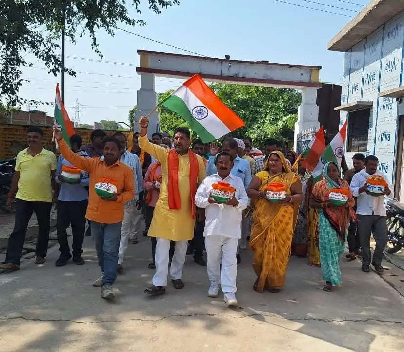 Chanduali News: गांव से गांव से पहुंची कलश यात्रा, भाजपा नेता सूर्यमुनी तिवारी के नेतृत्व में किया गया विकास खंड कार्यालय पर कलश को सुपुर्द