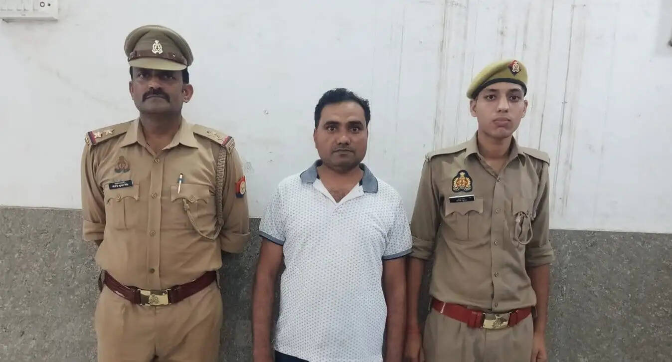 कानपुर। उत्तर प्रदेश के कानपुर जिले में बच्चा चोरी कराने की कथित साजिश का चौंकाने वाला मामला सामने आया है। घाटमपुर के सरकारी अस्पताल से नवजात को चोरी करने की कोशिश के मामले की जांच करते हुए पुलिस ने हमीरपुर के मौदहा में तैनात बिजली विभाग के SDO आरके वर्मा को गिरफ्तार किया है।