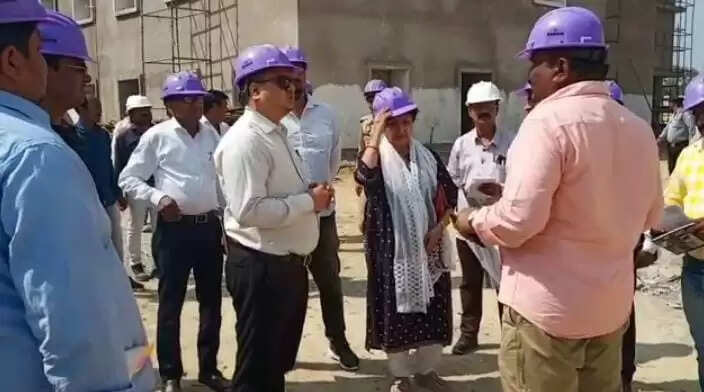 Chandauli News: चन्दौली जिलाधिकारी ने नौबतपुर में बन रहे मेडिकल कॉलेज का किया निरीक्षण, अधिकारियों को दिया आवश्यक दिशा निर्देश