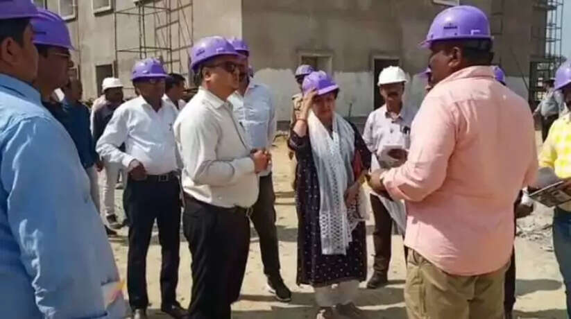 Chandauli News: चन्दौली जिलाधिकारी ने नौबतपुर में बन रहे मेडिकल कॉलेज का किया निरीक्षण, अधिकारियों को दिया आवश्यक दिशा निर्देश
