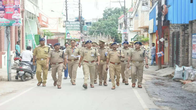वाराणसी: पुलिस कमिश्नर ए सतीश गणेश ने नाटी इमली भरत मिलाप की देखी तैयारी