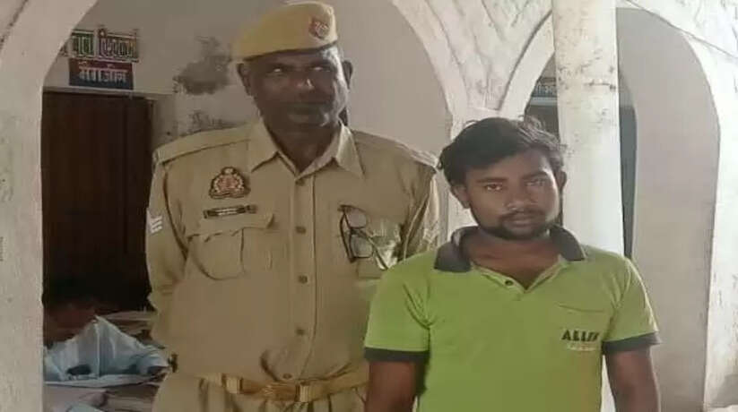 Chandauli News: कोतवाली चन्दौली ने 02 घण्टे के अन्दर चोरी की मोबाइल व रुपयो के साथ चोर को किया गिरफ्तार