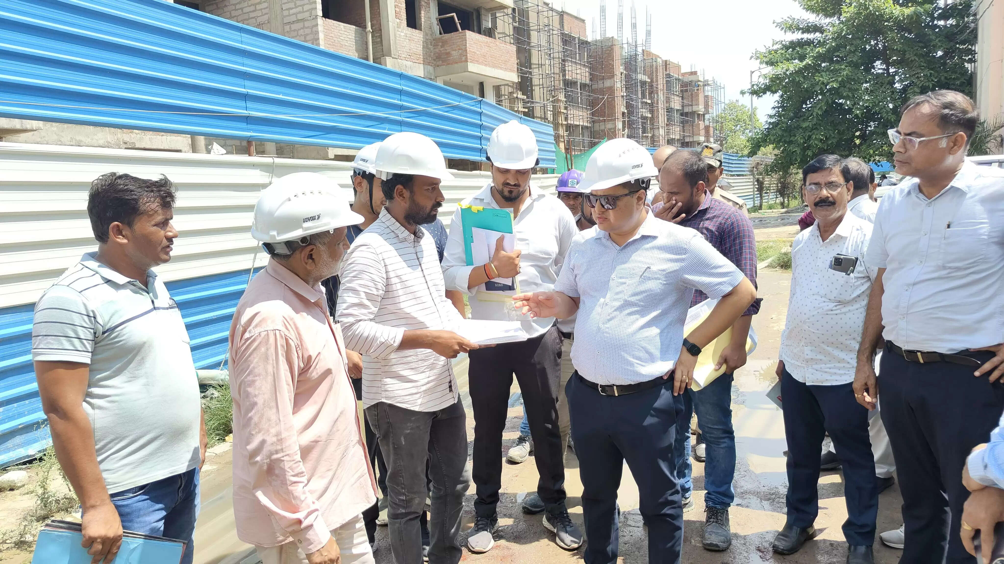चन्दौली जिलाधिकारी ने जिला अस्पताल परिसर में निर्माणधीन बिल्डिंग का किया निरीक्षण, अधिकारियों को दिया आवश्यक दिया निर्देश