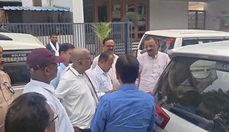 वाराणसी में पेड़ कटने पर भड़के मेयर, अधिकारियों को लगाई फटकार! बोले- लापरवाही हुई तो दर्ज कराऊंगा FIR...