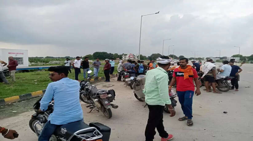 वाराणसी में दो बाइक की आमने-सामने टक्कर, दो युवकों की गई जान
