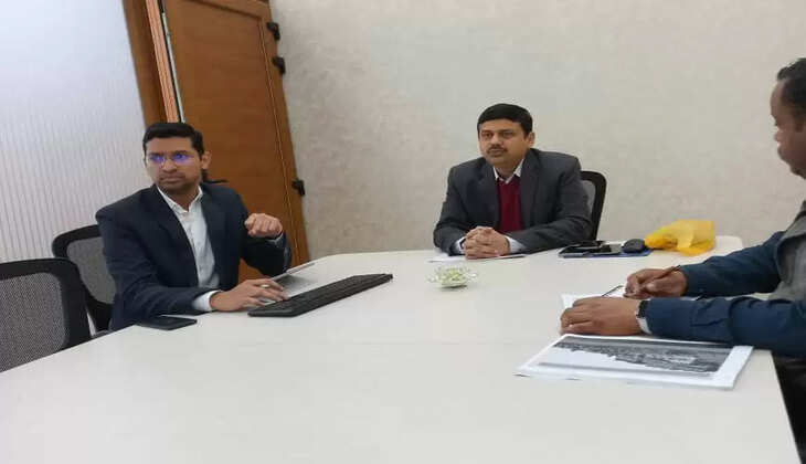 मंडलायुक्त के निर्देशन में शहर में चल रहे प्रोजेक्ट्स-रोपवे, ट्रांसपोर्ट नगर, नये मंडलीय कार्यालय, टेंट सिटी, नई टाउनशिप नीति, बस अड्डा आदि के संबंध में समीक्षा हुई