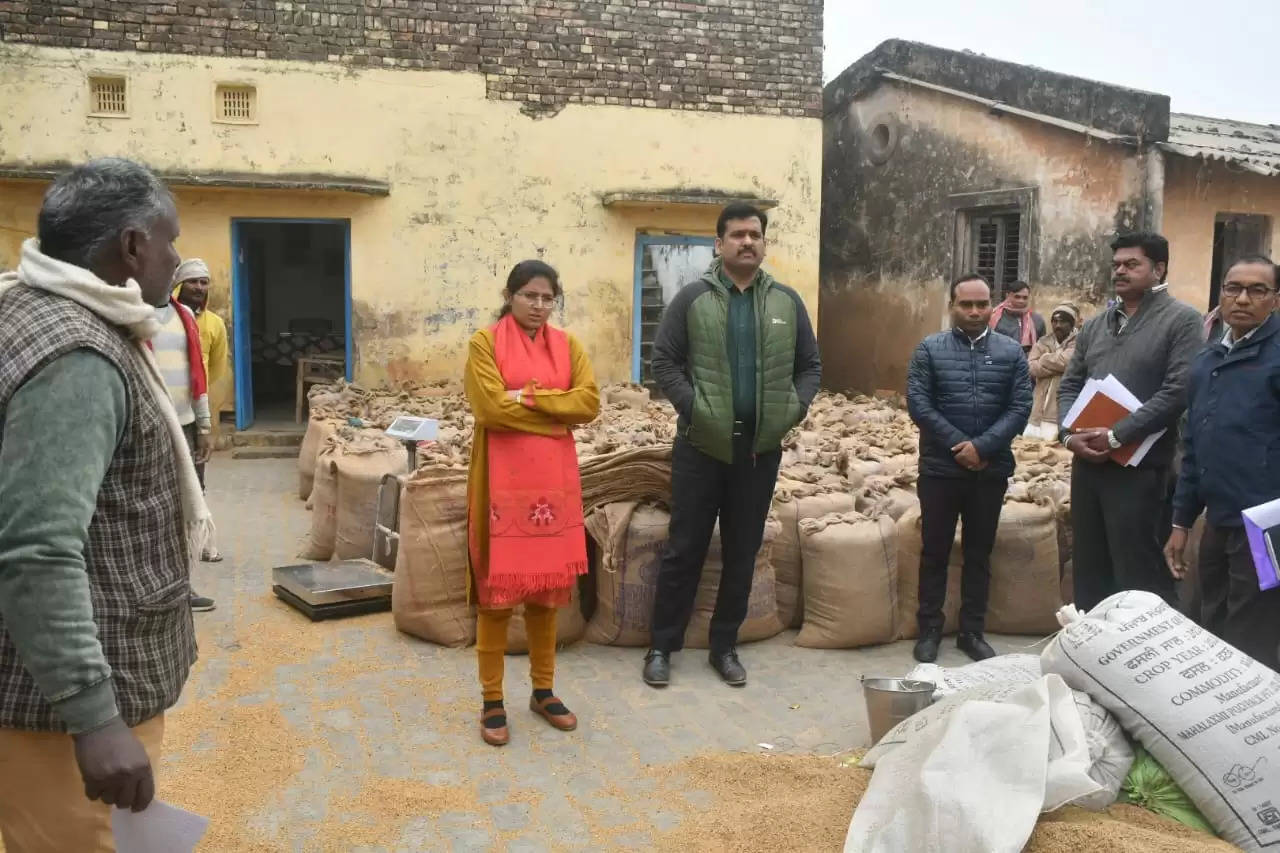 Chandauli Samachar: धान क्रय केंद्र पर पहुंची डीएम, किसानों से पूछा- धान बेचने में समस्या तो नहीं