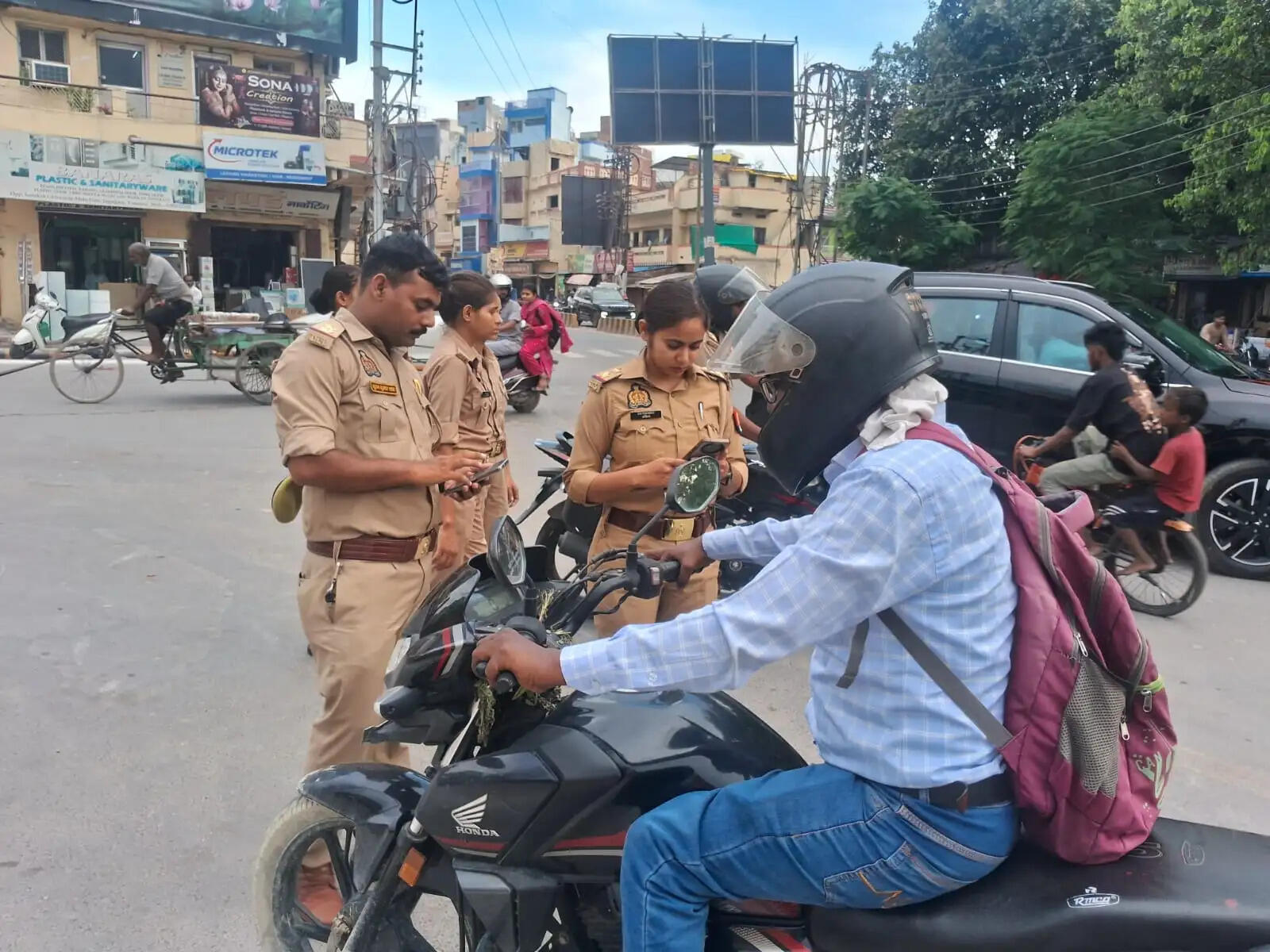इसके अलावा संदिग्ध प्रतीत होने वाले व्यक्तियों से पहचान पत्र लेकर उनका सत्यापन किया गया। पुलिस ने आवश्यकता पड़ने पर उनके आपराधिक रिकॉर्ड और पृष्ठभूमि की भी जांच की, जिससे शहर में अपराधियों की गतिविधियों पर प्रभावी नियंत्रण रखा जा सके।