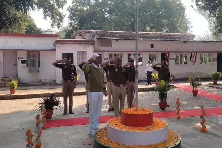 Chandauli news: पुलिस झण्डा दिवस पर अपर पुलिस अधीक्षक आपरेशन ने पुलिस लाइन में ध्वजा रोहण कर शुभकामनाएं दी