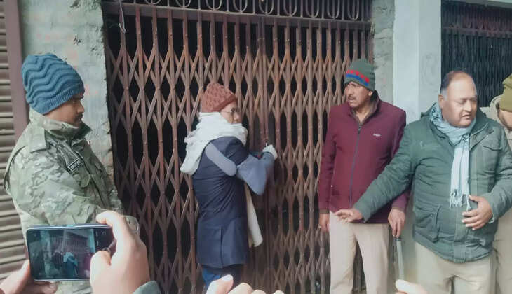 दबंगो ने किया मकान का ताला तोड़ कर कब्जा, प्रशासन ने दबंगो के कब्जे से कराया मकान मुक्त
