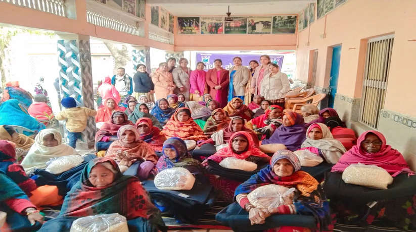 Varanasi News: वाराणसी में सार्थक सेवा फाउंडेशन की तरफ से गरीब और असहाय को वितरित किया गया कंबल