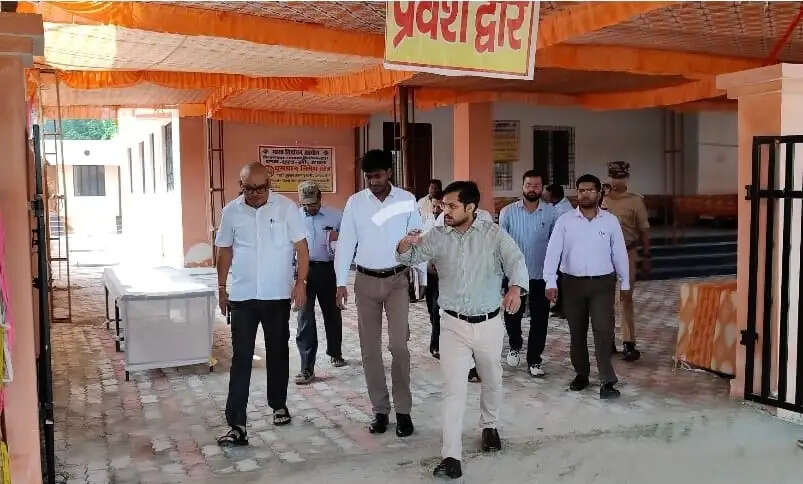 जिला निर्वाचन अधिकारी एवं जिलाधिकारी चंद्र मोहन गर्ग ने शुक्रवार को कलेक्ट्रेट परिसर स्थित वेयरहाउस का निरीक्षण कर तैयारियों का जायजा लिया। उन्होंने अधिकारियों को निर्देश दिया कि निर्वाचन आयोग के दिशा-निर्देशों के अनुरूप सभी व्यवस्थाएं समय से पूरी कर ली जाएं। उन्होंने स्पष्ट किया कि EVM-VVPAT की जांच के दौरान सुरक्षा और निगरानी व्यवस्था में किसी भी तरह की लापरवाही नहीं होनी चाहिए।