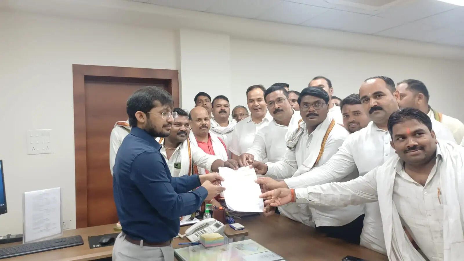 Chandauli News: ग्राम प्रधानों ने डीएम को सौंपा ज्ञापन, कार्यकाल बढ़ाने की उठाई मांग