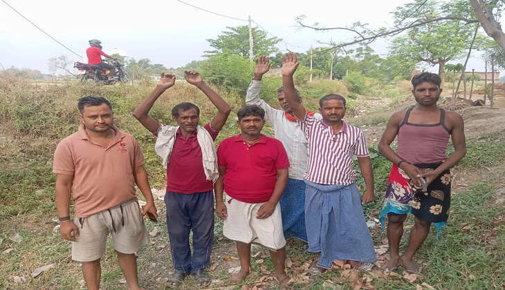 चंदौली में जमुनीपुर माइनर सूखी, किसानों का प्रदर्शन; सैकड़ों एकड़ धान की फसल पर मंडराया संकट  Focus Keyword (English):  Chandauli Irrigation News, Jamunipur Minor, Paddy Crop Crisis, Chandauli Farmers Protest, Irrigation Water Shortage, Uttar Pradesh Irrigation, Rice Farming Chandauli, Canal Water Issue  Meta Title:  चंदौली: जमुनीपुर माइनर में पानी नहीं, किसानों का प्रदर्शन; धान की फसल पर संकट  Meta Description:  चंदौली के जमुनीपुर माइनर में सिंचाई का पानी नहीं पहुंचने से किसानों ने प्रदर्शन किया। सैकड़ों एकड़ धान की फसल सूखने की कगार पर है। किसानों ने सिंचाई विभाग पर लापरवाही का आरोप लगाते हुए जल्द पानी छोड़ने की मांग की।  चंदौली में सिंचाई संकट गहराया: जमुनीपुर माइनर में पानी नहीं पहुंचने पर किसानों का प्रदर्शन  चंदौली। जनपद में सिंचाई व्यवस्था एक बार फिर सवालों के घेरे में आ गई है। जमुनीपुर माइनर में समय पर पानी नहीं पहुंचने से क्षेत्र के किसानों में भारी नाराजगी है। पानी के अभाव में सैकड़ों एकड़ में लगी धान की फसल प्रभावित हो रही है, जिससे किसानों की चिंता लगातार बढ़ती जा रही है।  पिपरी ग्राम सभा के किसानों का कहना है कि धान की रोपाई के बाद फसल को समय पर सिंचाई का पानी नहीं मिल रहा है। लगातार पानी की कमी के कारण खेतों में लगी धान की फसल सूखने लगी है। किसानों का आरोप है कि कई बार संबंधित अधिकारियों को शिकायत देने के बावजूद समस्या का समाधान नहीं किया गया।  समस्या से परेशान होकर करीब 10 किसानों ने जमुनीपुर माइनर में उतरकर विरोध प्रदर्शन किया और सिंचाई विभाग के खिलाफ जमकर नाराजगी जताई। किसानों ने कहा कि चंदौली को प्रदेश का 'धान का कटोरा' कहा जाता है, लेकिन यदि समय पर सिंचाई का पानी नहीं मिलेगा तो किसानों की मेहनत और पूरी फसल बर्बाद हो सकती है।  प्रदर्शन कर रहे किसानों ने आरोप लगाया कि प्रत्येक माह जिलाधिकारी चंद्र मोहन गर्ग की अध्यक्षता में होने वाली बैठक में माइनरों के अंतिम छोर तक पानी पहुंचाने के निर्देश दिए जाते हैं, लेकिन जमीनी स्तर पर इन निर्देशों का पालन नहीं हो रहा है। उनका कहना है कि अधिकारी बैठकों तक ही सीमित रह जाते हैं, जबकि किसानों की समस्याएं जस की तस बनी रहती हैं।  किसानों ने प्रशासन और सिंचाई विभाग से तत्काल जमुनीपुर माइनर में पानी छोड़ने की मांग की है। उन्होंने चेतावनी दी कि यदि जल्द समस्या का समाधान नहीं हुआ तो आंदोलन को और व्यापक किया जाएगा।  प्रदर्शन के दौरान सोनू तिवारी, नंदू बिंद, लोचन, जोखन, सोमारो सहित बड़ी संख्या में किसान और ग्रामीण मौजूद रहे। किसानों का कहना है कि समय रहते सिंचाई व्यवस्था बहाल नहीं हुई तो इस बार धान उत्पादन पर बड़ा असर पड़ सकता है।