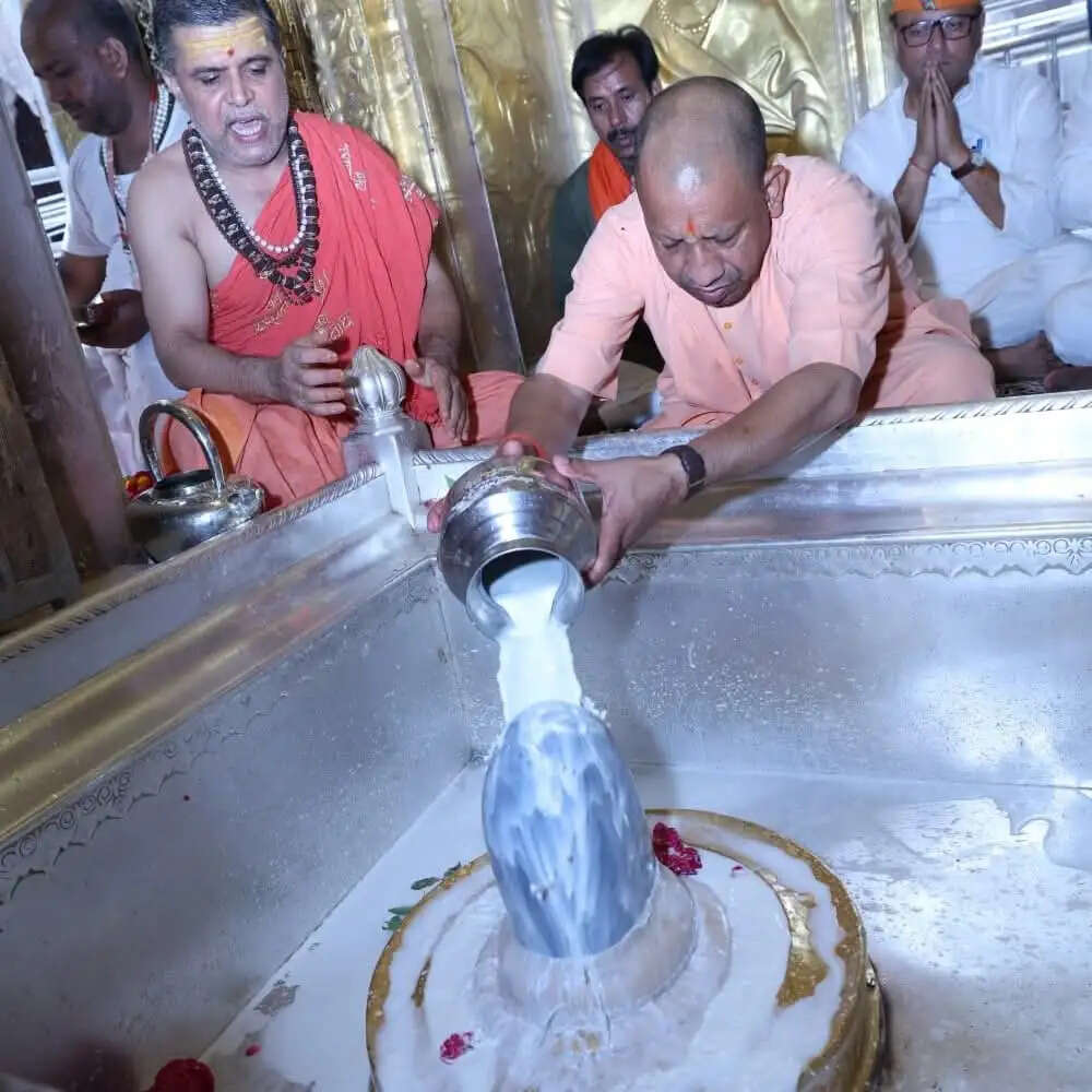 CM Yogi in Varanasi: काशी पहुंचे सीएम योगी, विश्वनाथ धाम और कालभैरव मंदिर में किए दर्शन