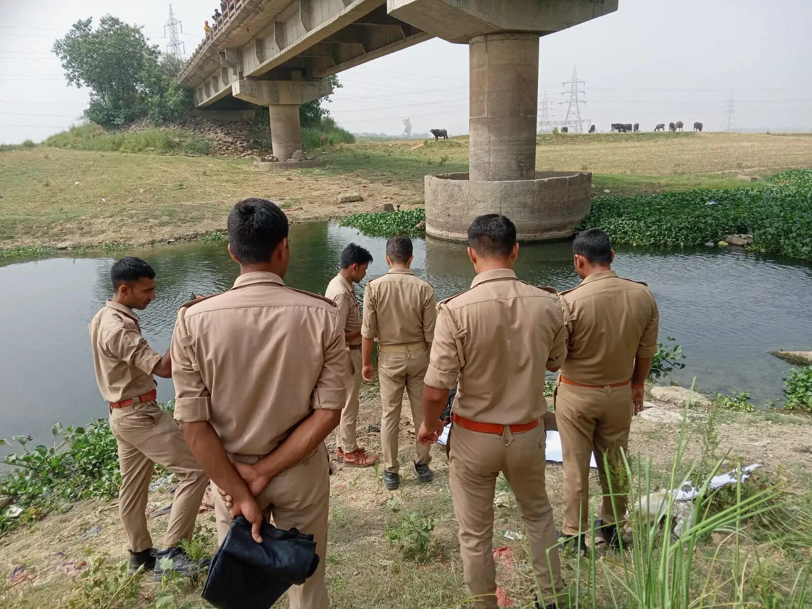 पुलिस ने त्वरित कार्रवाई करते हुए चार आरोपियों को हिरासत में लेकर पूछताछ शुरू कर दी है, जबकि अन्य की तलाश में लगातार दबिश दी जा रही है।
