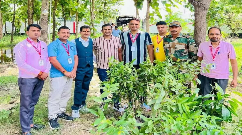 वाराणसी में भारतीय सेना के तत्वावधान में वृक्षारोपण का आयोजन