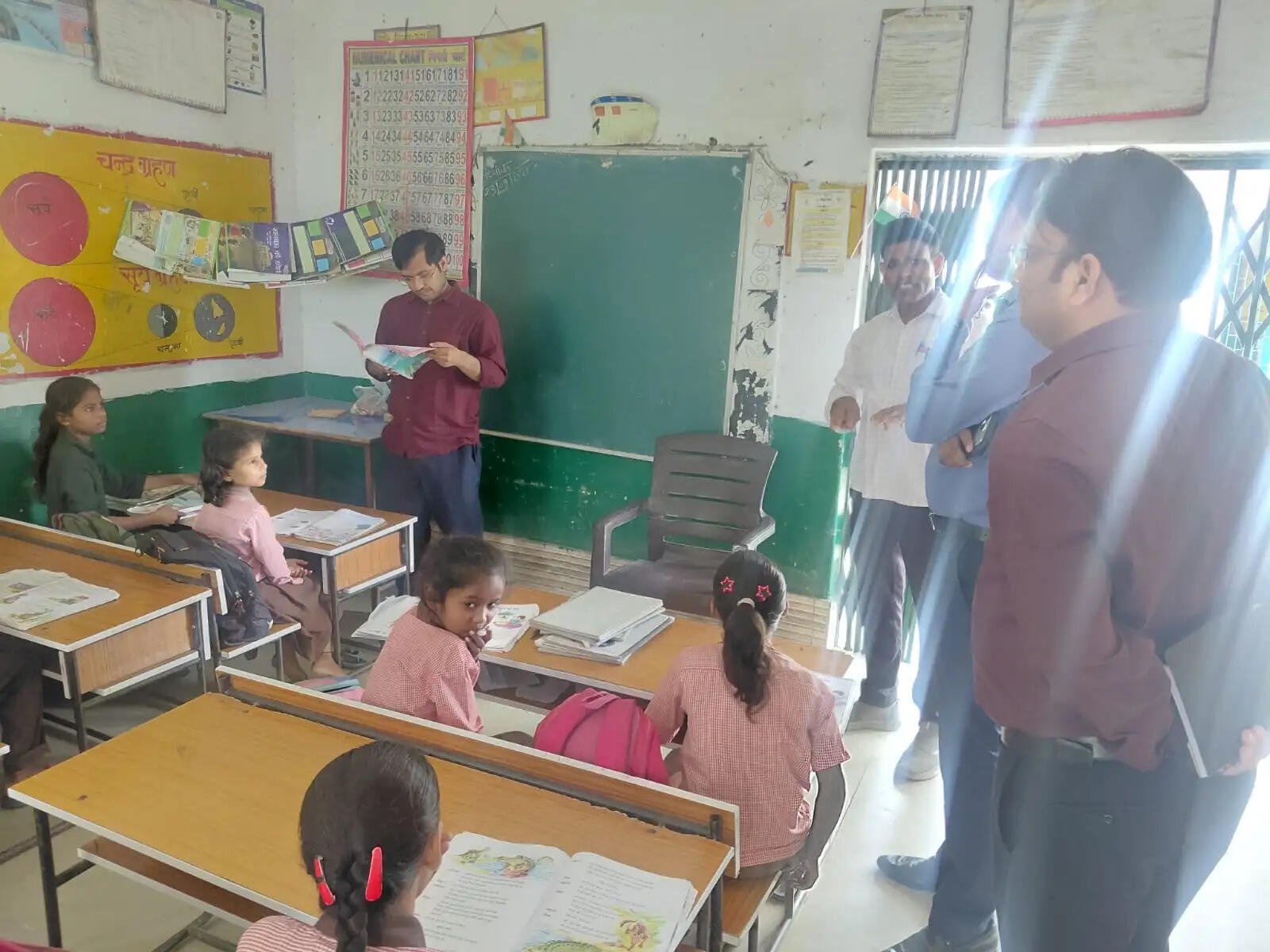 निरीक्षण के दौरान जिला बेसिक शिक्षा अधिकारी, खंड शिक्षा अधिकारी सकलडीहा समेत संबंधित विभागों के अधिकारी और कर्मचारी मौजूद रहे।